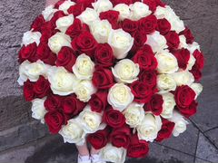 Pозы белые и красные 85 шт Микс в букетe Эквадор