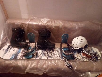 Сноуборд, ботинки, шлем