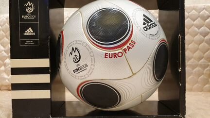 Мяч чемпионата Европы 2008 по футболу