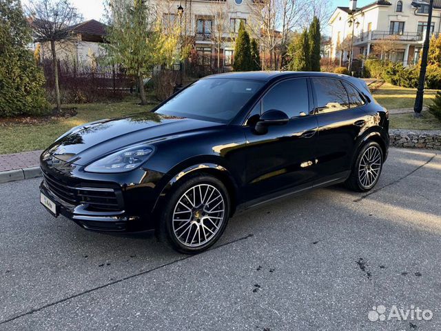 За рулем Porsche Cayenne 2020