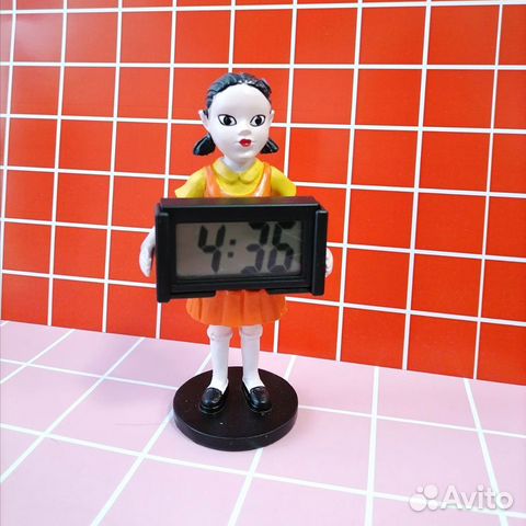 Фигурка с часами Игра в кальмара