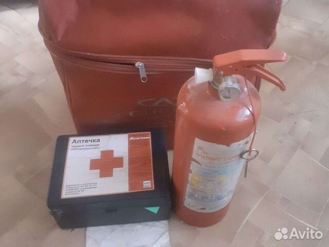 Огнетушитель и аптечка