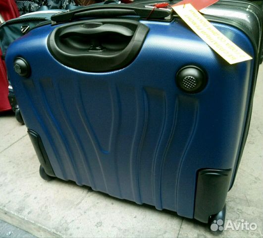 Новый чемодан на колесах кейс-пилот Новый чемодан на колесах кейс-пилот