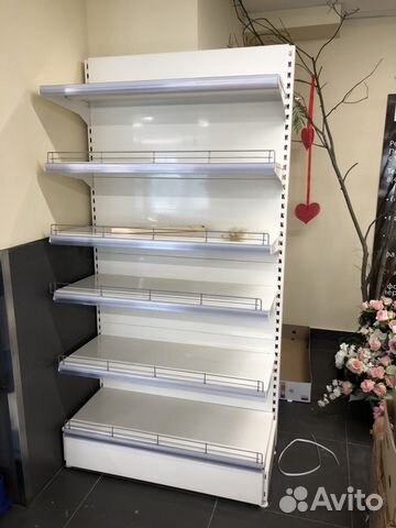 Торговый стеллаж пристенный крашеный белого цвета