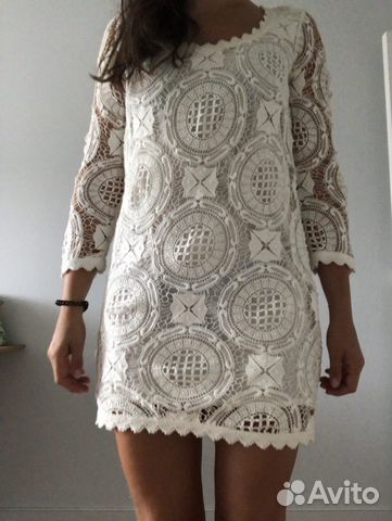 Платье белое с кружевом