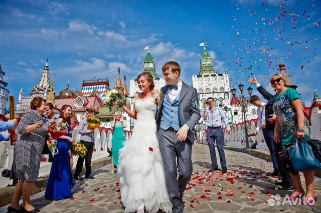Свадебное платье с пышной юбкой и бретелями + фата