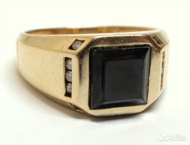 Золотое мужское кольцо с ониксом и бриллиантами