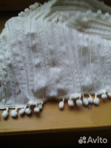 Палантин белый с помпонами Палантин белый с помпонами