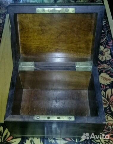 Старая деревянная шкатулка сигаретница