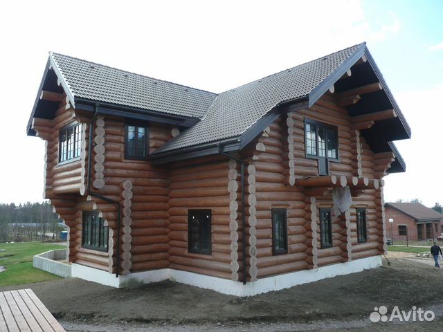 Сруб дома из рубленного бревна канадской рубки