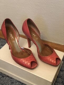 Босоножки из кожи питона dkny