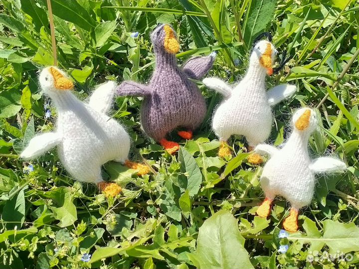 Гусь обнимусь вязаный игрушка