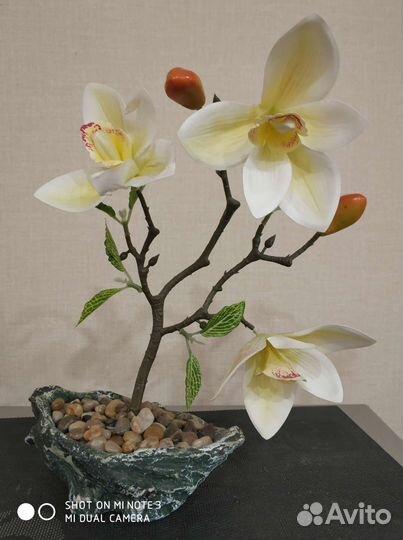 Композиция из искусственных цветов для декора