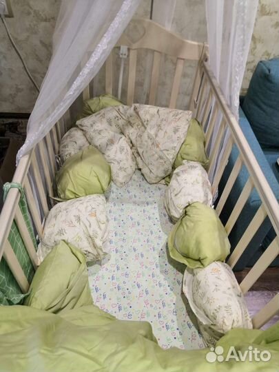 Детская кроватка с маятником