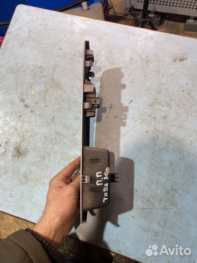 Накладка двери передняя правая Nissan Tiida C11