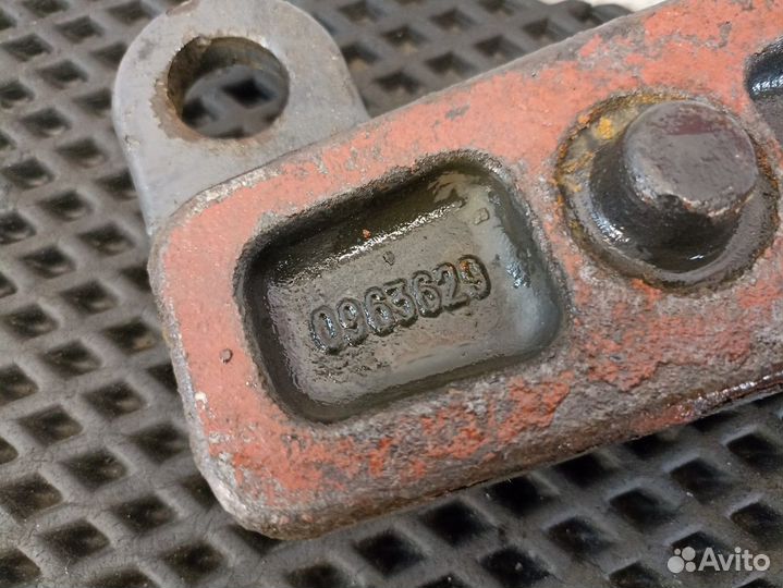 1740951 Кронштейн амортизатора переднего правый