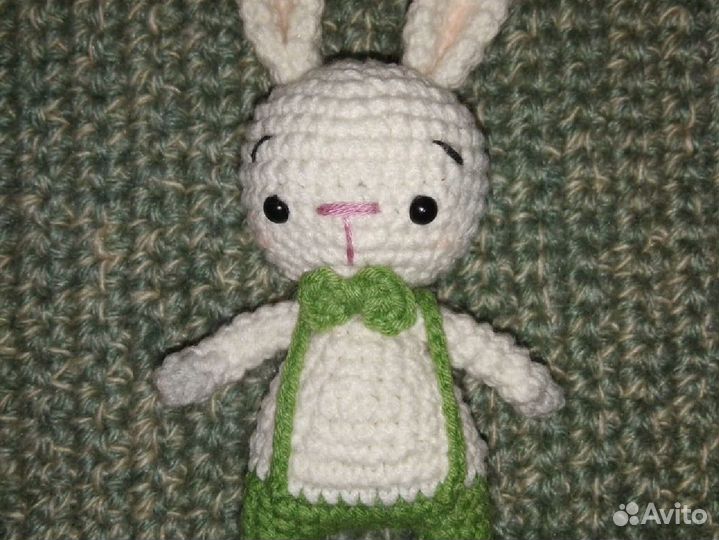 Зайчик с морковкой вязаные(амигуруми)