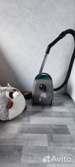 Пылесос LG storm 1300W зелёный