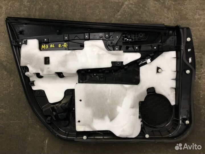 Обшивка двери передней правой Мазда 3 (BL)