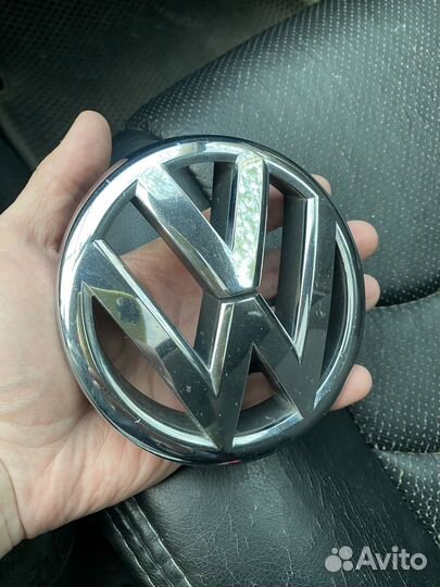 Эмблема volkswagen в решетку радиатора polo