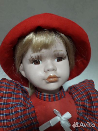 Кукла фарфоровая