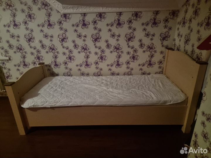 Кровать и шкаф