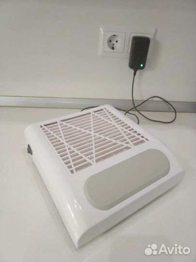 Настольная вытяжка (пылесос) для маникюра