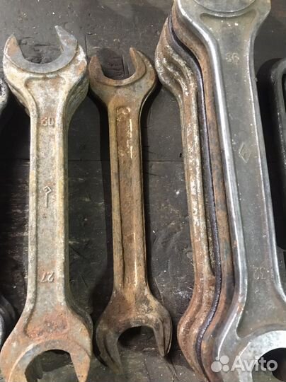 Топор, молотки каменщика, ключи, сверло