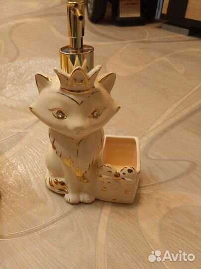 Дозатор для моющего средства с местом для губки