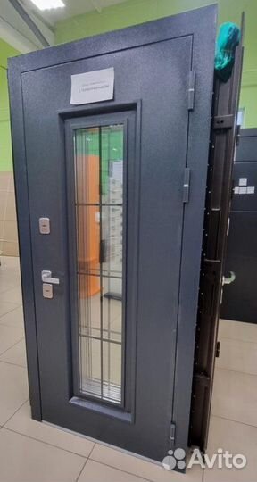 Дверь входная металлическая со стеклом