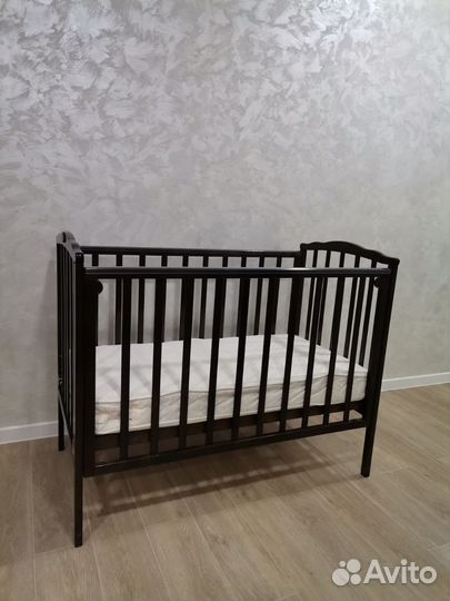 Детская кроватка с маятником