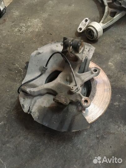 Кулак поворотный передний правый в сборе со ступи