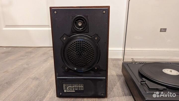 Проигрыватель винила и две колонки Радиотехника