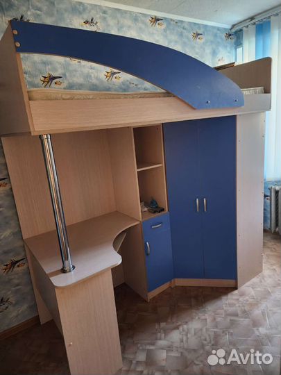Детская кровать чердак со столом и шкафом