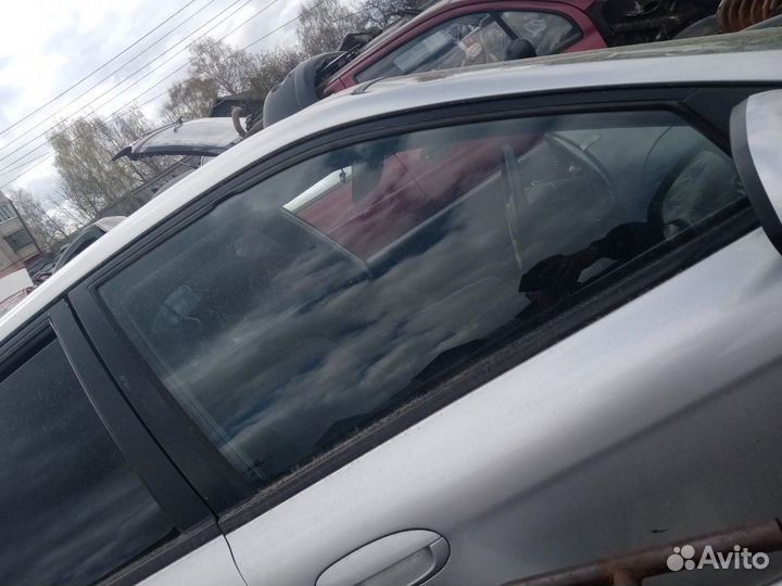 Стекло передней двери правое KIA spectra