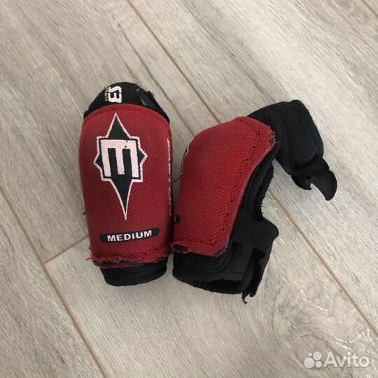 Детская хоккейная форма(коньки, шорты, налокотник)