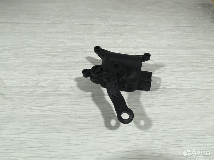 Мотор заслонки отопителя печки VW Touran