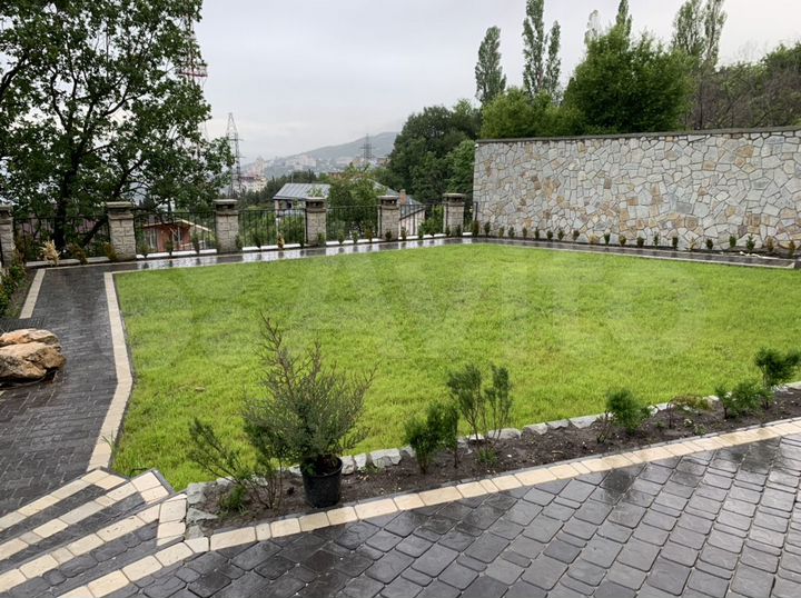 Дом 448 м² на участке 5,5 сот.