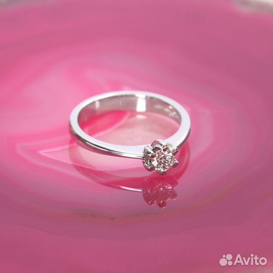 Помолвочное кольцо с бриллиантом