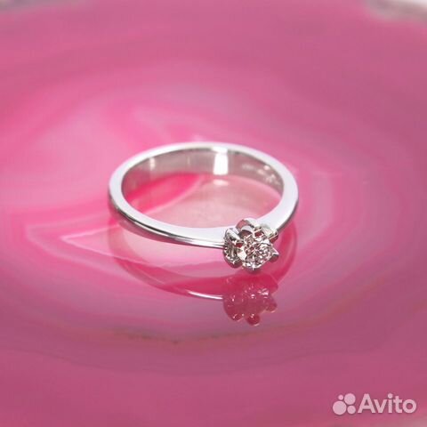 Помолвочное кольцо с бриллиантом