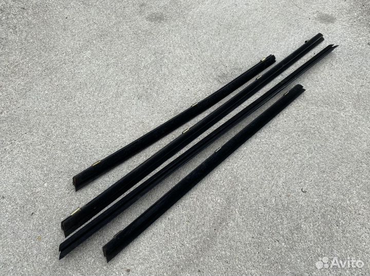 Резинки стёкол салонные w124 в отличном состе седа