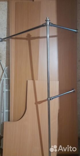 Двери от шкафа и перекладина для одежды