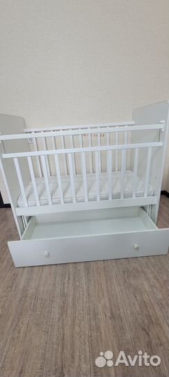 Детская кроватка с маятником и ящиком