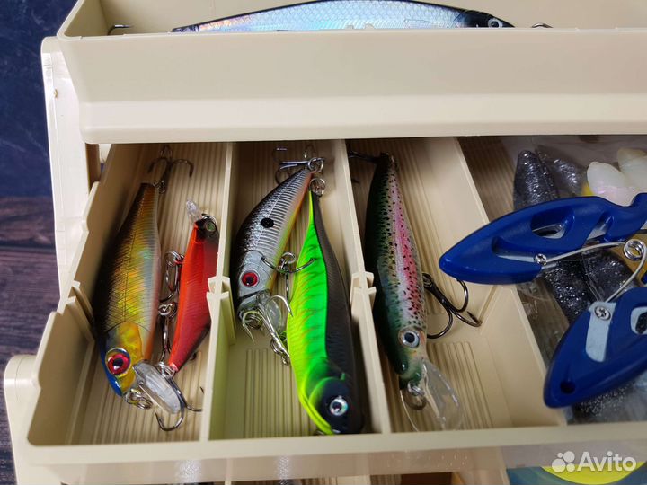 Рыболовный ящик с набором приманок