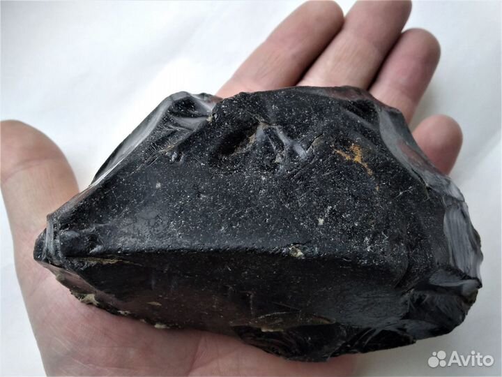 Тектит крупный