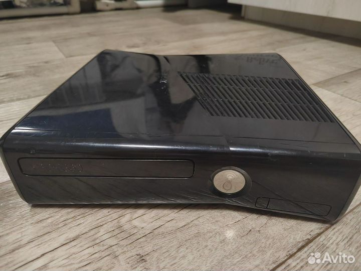 Xbox 360 с играми, и 2 геймпада