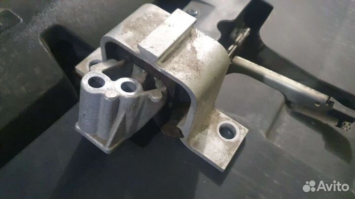 Правая опора двигателя на Лада веста