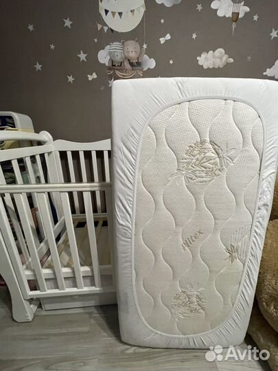 Детская кроватка с маятником