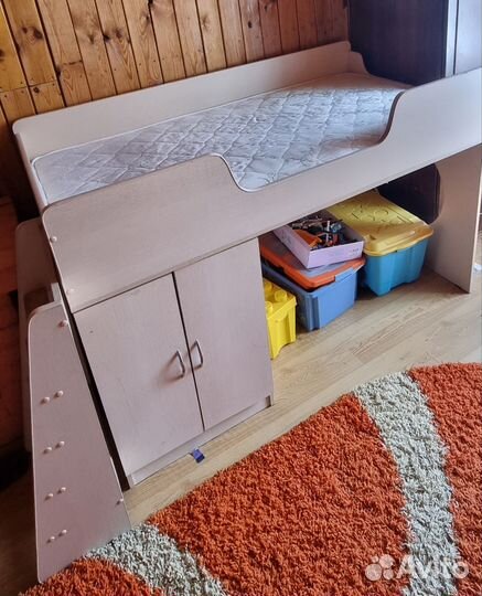 Детская кровать для дошкольников с игровым местом