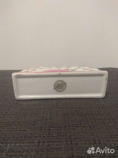 Фарфоровая салфетница